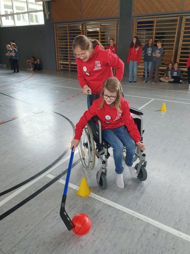 JRK-Kids in Rollstuhl-Parcour
