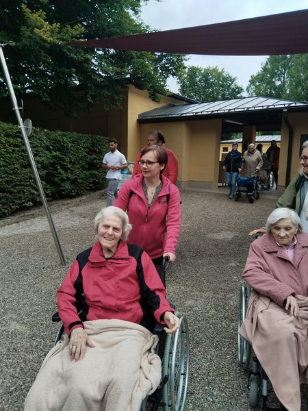 Bewohner:innen und Mitarbeiter:innen vom Seniorenwohnhaus Hallwang in Hellbrunn