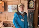 Reiseteilnehmerin posiert im urigen Museum.