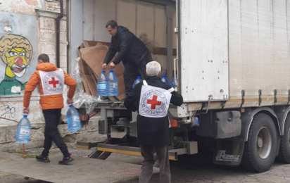 Die Menschen in der Ukraine bekommen Wasser vom Roten Kreuz. Ihre Spende hilft.