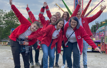 Die Jugendrotkreuzgruppe "Die Großen" präsentieren sich am Volksfestgelände.