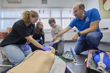 Schülerinnen und Schüler absolvierten Theorie- und Praxiseinheiten.