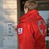 Rotkreuz-Mitarbeiter läutet bei der Haustüre