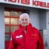 Harald Glantschnigg steht vor den Rolltoren an der Dienststelle in Traun in seiner roten Uniform.
