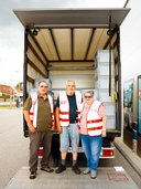 TÖT Aktionstag 2026 - © Österreichisches Rotes Kreuz / LV Niederösterreich Drei Personen mit rot-weißen Warnwesten stehen vor einem geöffneten LKW-Anhänger auf einem Parkplatz.