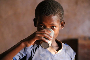 Hungerhilfe Äthiopien - © Kathy Mueller/Canadian Red Cross Ein afrikanischer Bub trinkt aus einem Becher