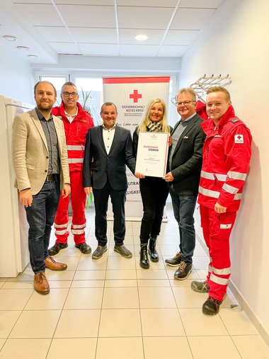 Gemeinsam stärker: Bei einem Lokalaugenschein in der Rotkreuz-Dienststelle wurde eine Urkunde als Zeichen der Raumpatenschaft übergeben. Vlnr.: RK-Bezirksgeschäftsleiter Peter Haslinger, Dienstführender Werner Reichör, GF Hochreiter Fleischwaren: Thomas Reisinger, Wolfgang und Petra Hochreiter, RK-Ortsstellenleiter Lukas Sonnleitner