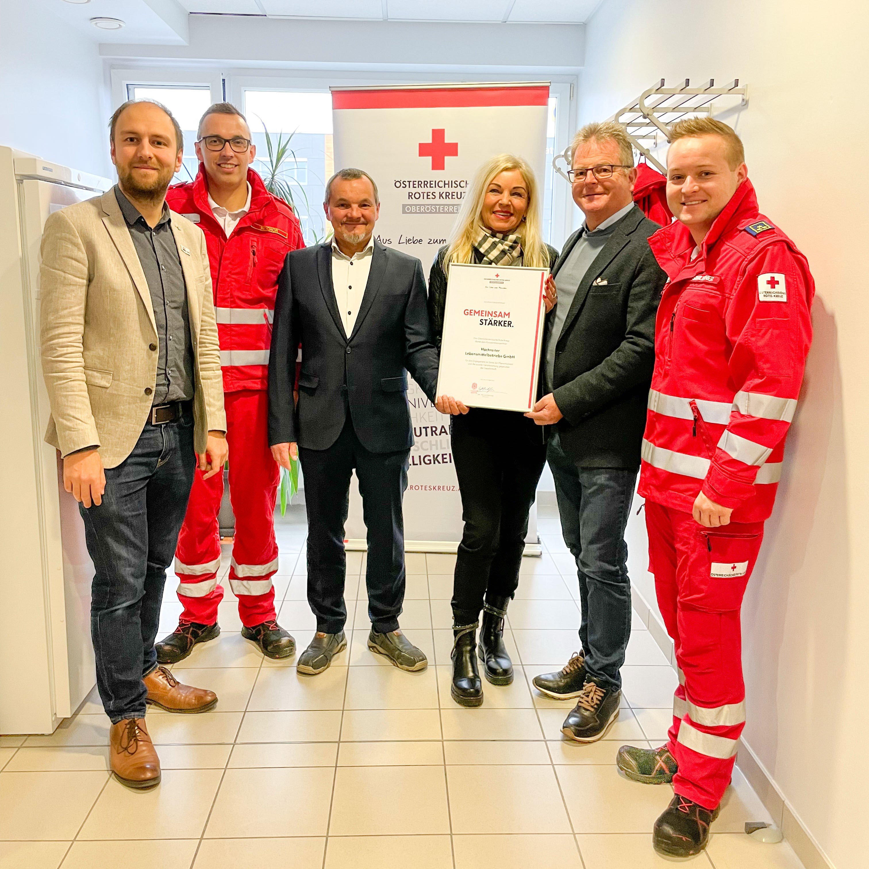 Gemeinsam stärker: Bei einem Lokalaugenschein in der Rotkreuz-Dienststelle wurde eine Urkunde als Zeichen der Raumpatenschaft übergeben. Vlnr.: RK-Bezirksgeschäftsleiter Peter Haslinger, Dienstführender Werner Reichör, GF Hochreiter Fleischwaren: Thomas Reisinger, Wolfgang und Petra Hochreiter, RK-Ortsstellenleiter Lukas Sonnleitner