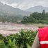 Rotkreuzmitarbeiter in Nepal vor dem Ausmaß der Fluten
