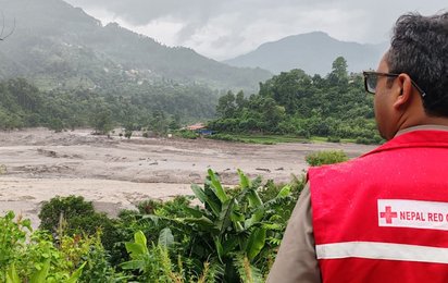 Rotkreuzmitarbeiter in Nepal vor dem Ausmaß der Fluten