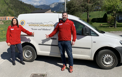 2 Essen auf Rädern Mitarbeiter vor dem Auto