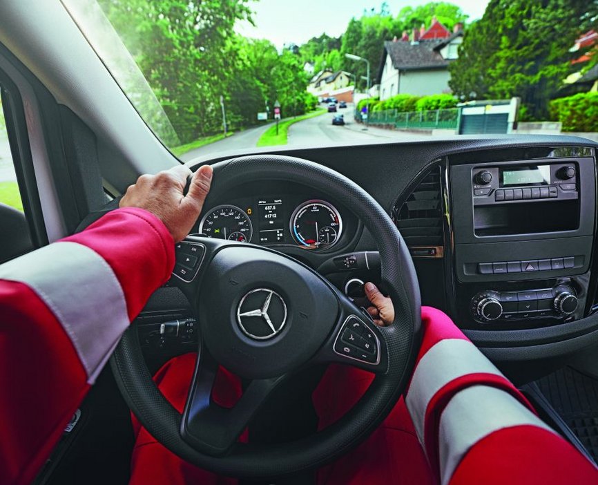 Fahren - © Österreichisches Rotes Kreuz Man sieht Arme und Hände einer Frau, die ein Autosteuerrad bedient. Der Blick geht von der Fahrerin durch die Windschutzscheibe raus auf die Straße.-