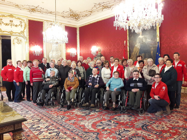 Die Teilnehmer einer betreuten Reise mit den Betreuern der Bezirksstelle Allentsteig in der Wiener Hofburg
