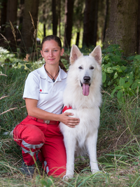 Carina mit Akiro - © Anna Zehetner Hundeführerin Carina mit weißen schweizer Schäfer Akiro