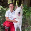 Carina mit Akiro - © Anna Zehetner Hundeführerin Carina mit weißen schweizer Schäfer Akiro
