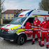 Zwei Rettungssanitäter vor Rettungsfahrzeug
