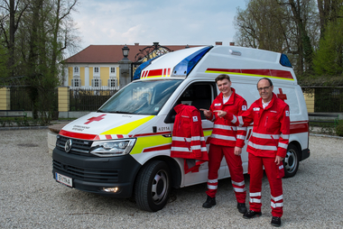 Zwei Rettungssanitäter vor Rettungsfahrzeug