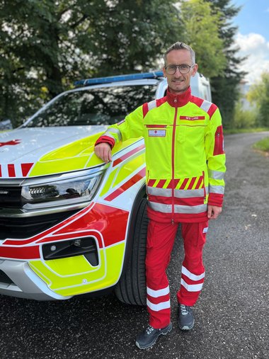 Dienstführender Johann Lang steht neben dem neuen Notarzteinsatzfahrzeug
