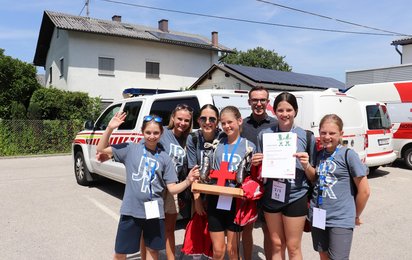 Gruppenleiter Florian Knogler freut sich mit seiner Jugendgruppe „Die roten Flamingos“ über den Sieg des Bezirksbewerbes