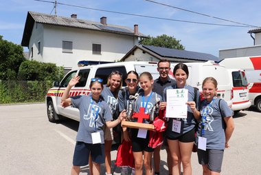 Gruppenleiter Florian Knogler freut sich mit seiner Jugendgruppe „Die roten Flamingos“ über den Sieg des Bezirksbewerbes
