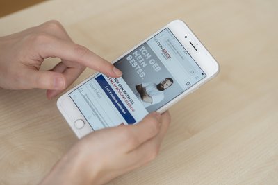 Die Website www.gibdeinbestes.at ist auf einem Smartphone geöffnet.