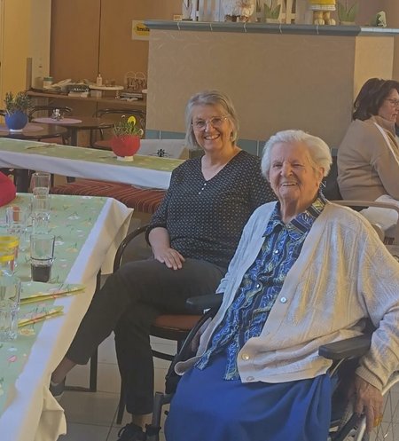 Eine Bewohnerin und Besucherin genießen die gemeinsame Zeit beim Ostern feiern