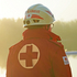 Rettungssanitäter in Rotkreuz-Uniform mit Helm