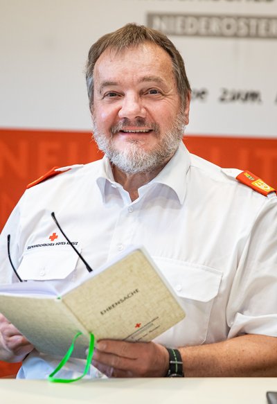 © RKNÖ/M.Hechenberger Portraitfoto von Hans Ebner, Mentor im Roten Kreuz NÖ.