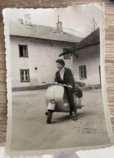 ein altes Foto von Rosa in ihrer Jugend auf ihrer Vespa