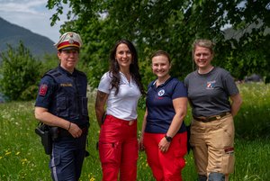 Organisatorinnen aus vier verschiedenen Vereinen in Uniformen