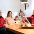 Die beiden First Responder beim Wiedersehen mit dem Geretteten und seiner Familie. Von links:  First Responder Peter Hirscher, Gattin Barbara, Tochter Lara, Martin mit Sohn Philipp, First Responder Matthäus Schlager