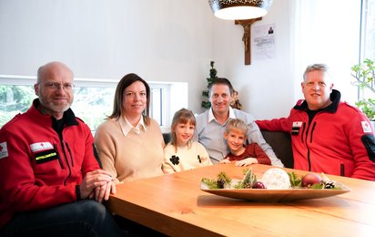Die beiden First Responder beim Wiedersehen mit dem Geretteten und seiner Familie. Von links:  First Responder Peter Hirscher, Gattin Barbara, Tochter Lara, Martin mit Sohn Philipp, First Responder Matthäus Schlager