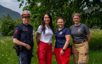 Organisatorinnen aus vier verschiedenen Vereinen in Uniformen