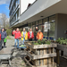 Gruppenfoto mit Bewohner:innen und Mitarbeiter:innen hinter bepflanzten Hochbeeten.