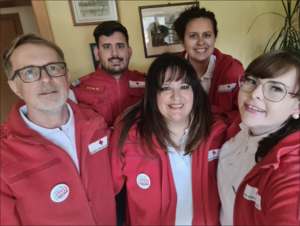 Familie Wutz posiert für ein Selfie. Zu sehen sind Vater Michael (Team Österreich Tafel), Sohn Michael (Rettungsdienst), Mutter Pamela (Team Österreich Tafel), Tochter Andrea (Rettungsdienst) und Freundin von Michael jun., Saskia (Heimhilfe).