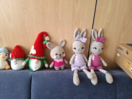Gehäkelte Hasen und Frühlingsfiguren
