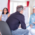 Eine Frau muslimischen Glaubens im Gespräch mit einem Mann. Im Projekt CrossTalk geht es um interkulturellen und interreligiösen Austausch.