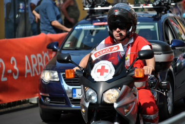 Sanitätsdienst mit Motorrädern beim internationalen Jugend-Radrennen, 3. Etappe in Pitten, 12.8.2015, Sanitäter auf einem Motorrad