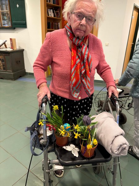 Eine Bewohnerin nimmt ihre Ausbeute mit aufs Zimmer 