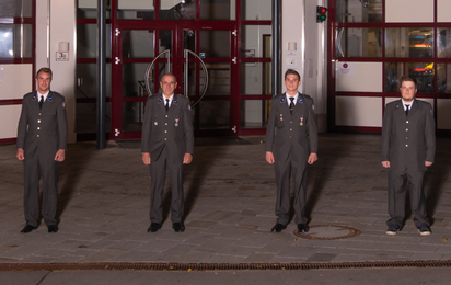 die 3 Männer des Bezirksvorstandes und der Geschäftsführer Hofmann Stephan in RK-Uniform vor dem Gebäude der Bezirksstelle Osttirol