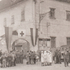 Historisches Rotkreuz-Foto, Haus der Begegnung in Eisenstadt, davor Rotkreuz-Mitarbeiter mit Beflaggung