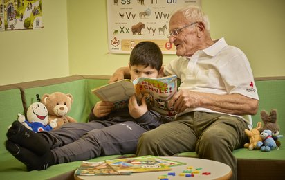 Freiwillige vermitteln Kindern die Freude am Lesen.