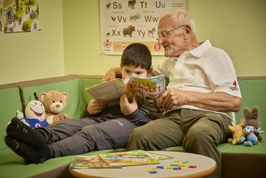 Freiwillige vermitteln Kindern die Freude am Lesen.
