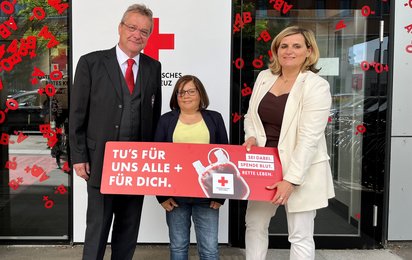 Gruppenfoto vor Blutzentrale