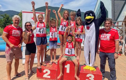 Das Team „die mittleren Schwimmer“ der Volksschule St. Johann am Dom wurde mit dem Pinguin Cup gewürdigt.