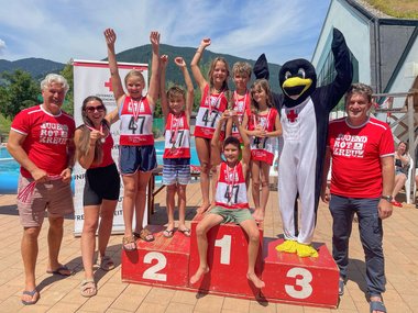 Das Team „die mittleren Schwimmer“ der Volksschule St. Johann am Dom wurde mit dem Pinguin Cup gewürdigt.