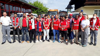 Das Team besteht aus 16 Bewohnern der Rotkreuz-Asylquartiere Flussbauhof und Seekirchen (c) Rotes Kreuz Salzburg