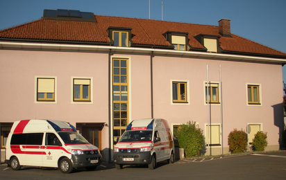 Zwei SEW vor dem Gebäude in Sierning