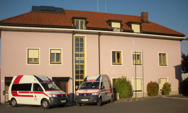 Zwei SEW vor dem Gebäude in Sierning