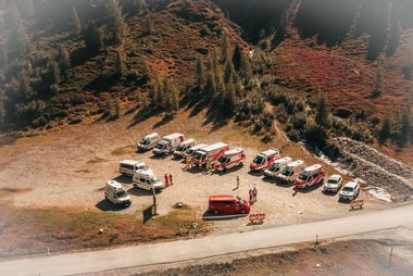 Einsatzfahrzeuge des Weißen Kreuzes Bruneck und des Roten Kreuzes Osttirol bei der SEG-Übung am Obersee (Staller Sattel).